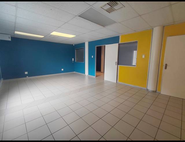 111M² OFFICE TO LET IN FOURWAYS